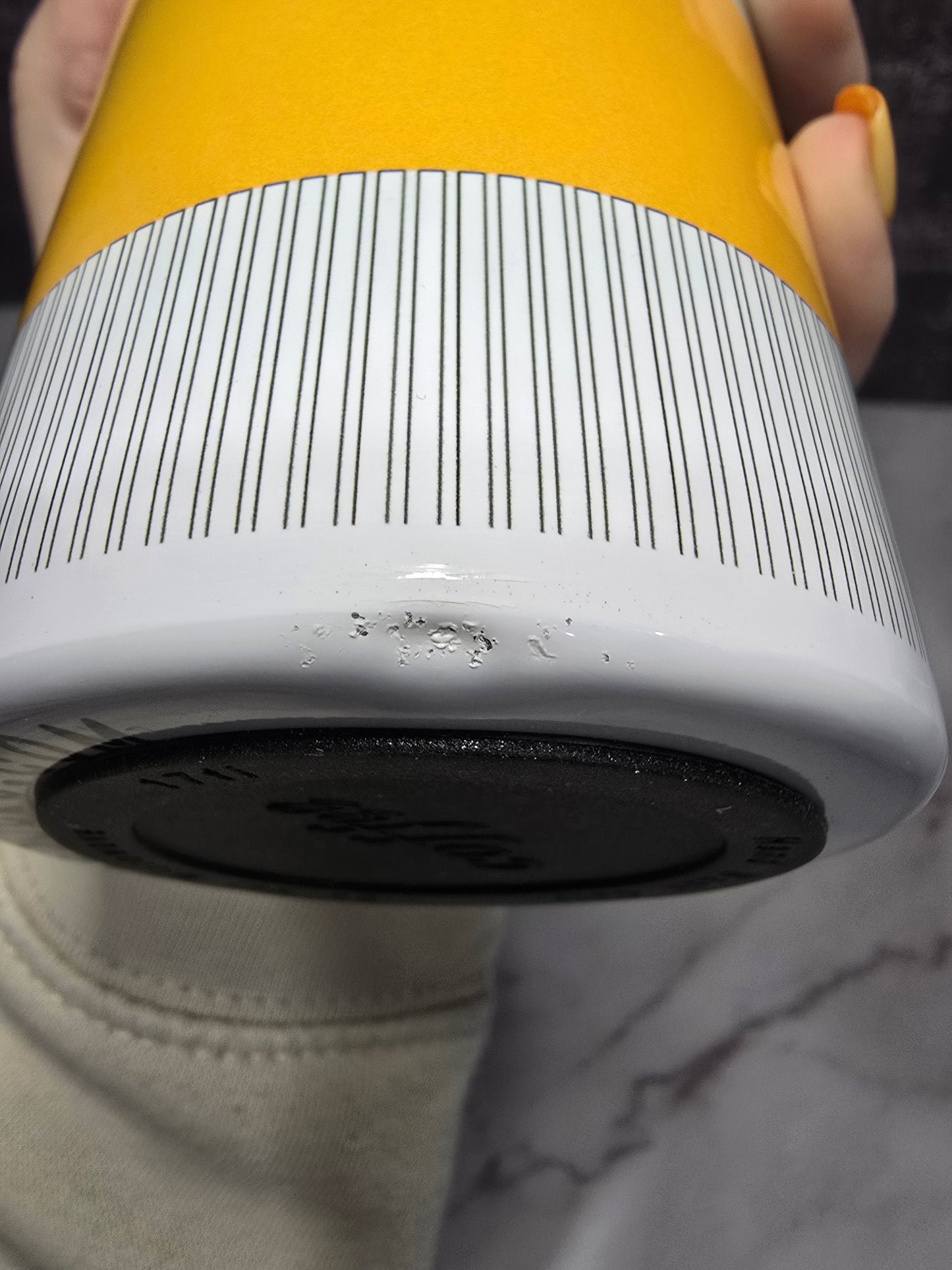 Tumbler droit 20oz – Design Moutarde – Modèle imparfait (chute et trace d'encre)