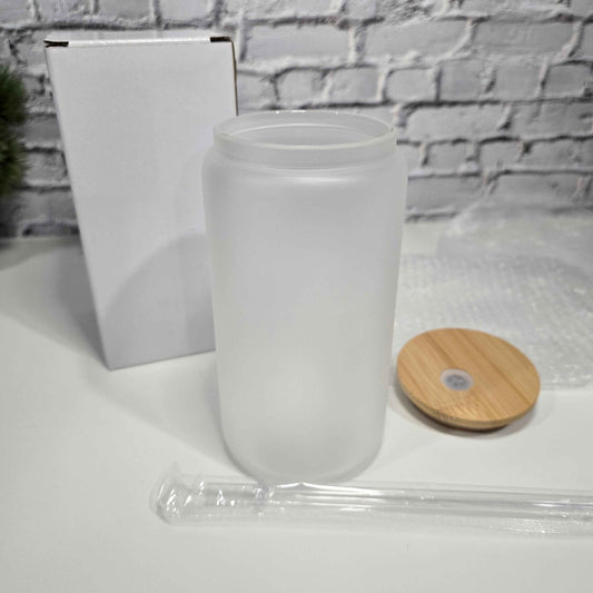 Verre Can Glass Givré 16 oz (Frosted Can Glass) vierge avec couvercle en bambou & paille – Sublimation, UV DTF & Vinyle