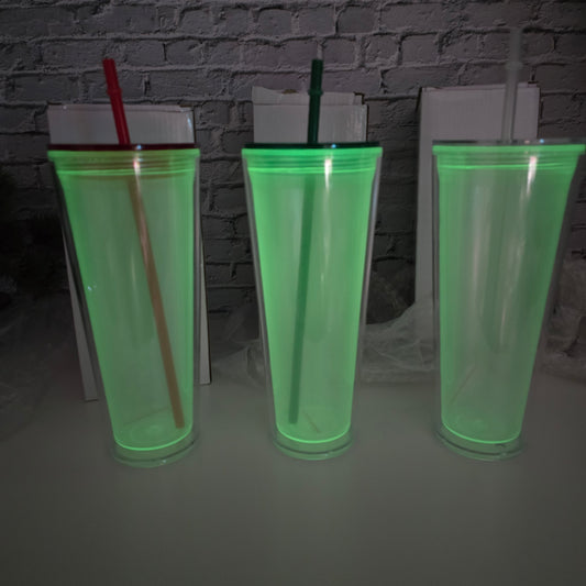 Tumbler acrylique Snowglobe 24 oz phosphorescent (Glow Vert) vierge avec couvercle & paille (3 couleurs au choix) – UV DTF & Vinyle