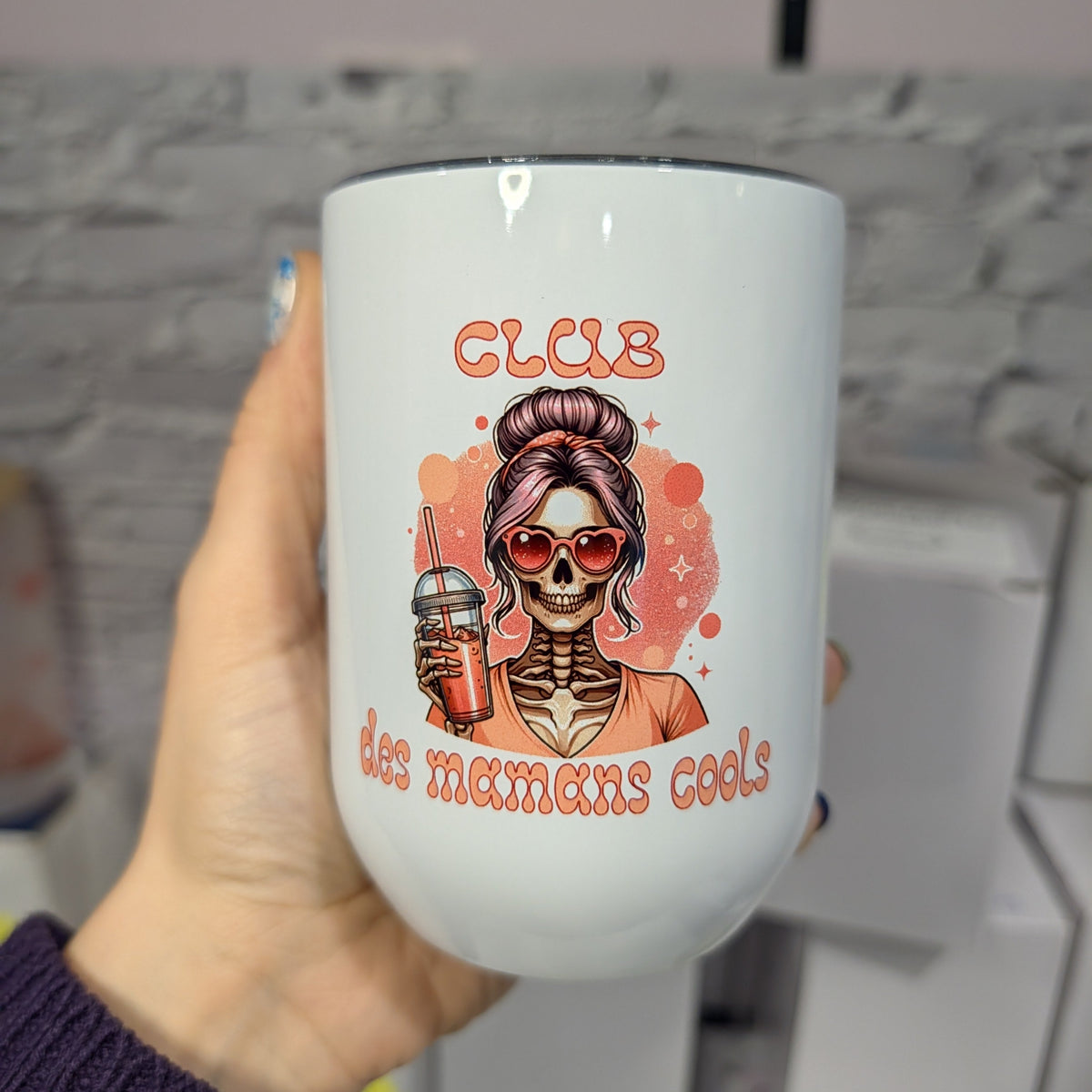 Verre à Vin Isotherme 12 oz – Modèle "Club des mamans cools" 💀🌸