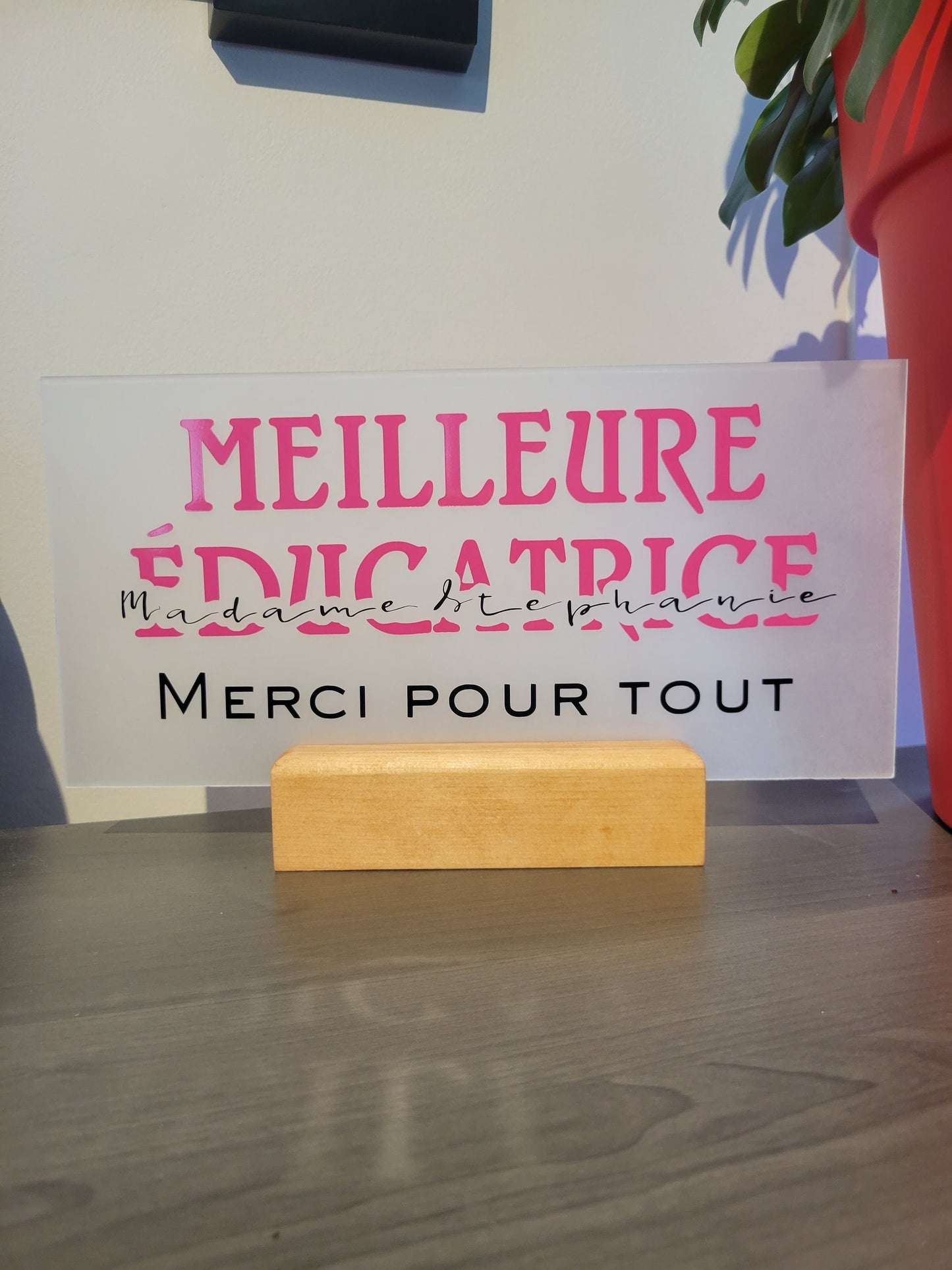 2mm acrylic plaque ''Best Educator'', personalized with name, with wooden support